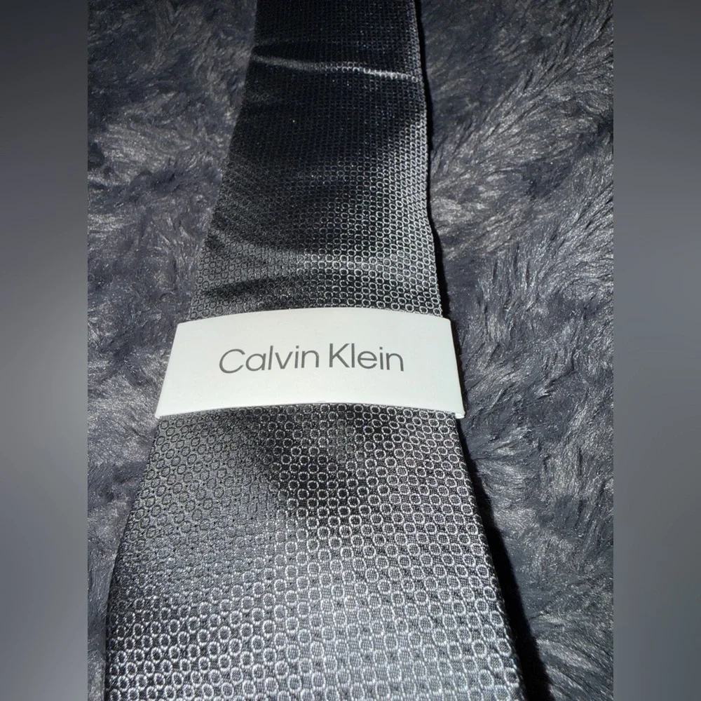 NWT Calvin Klein Gray Men's Tie With Small Circle Pattern